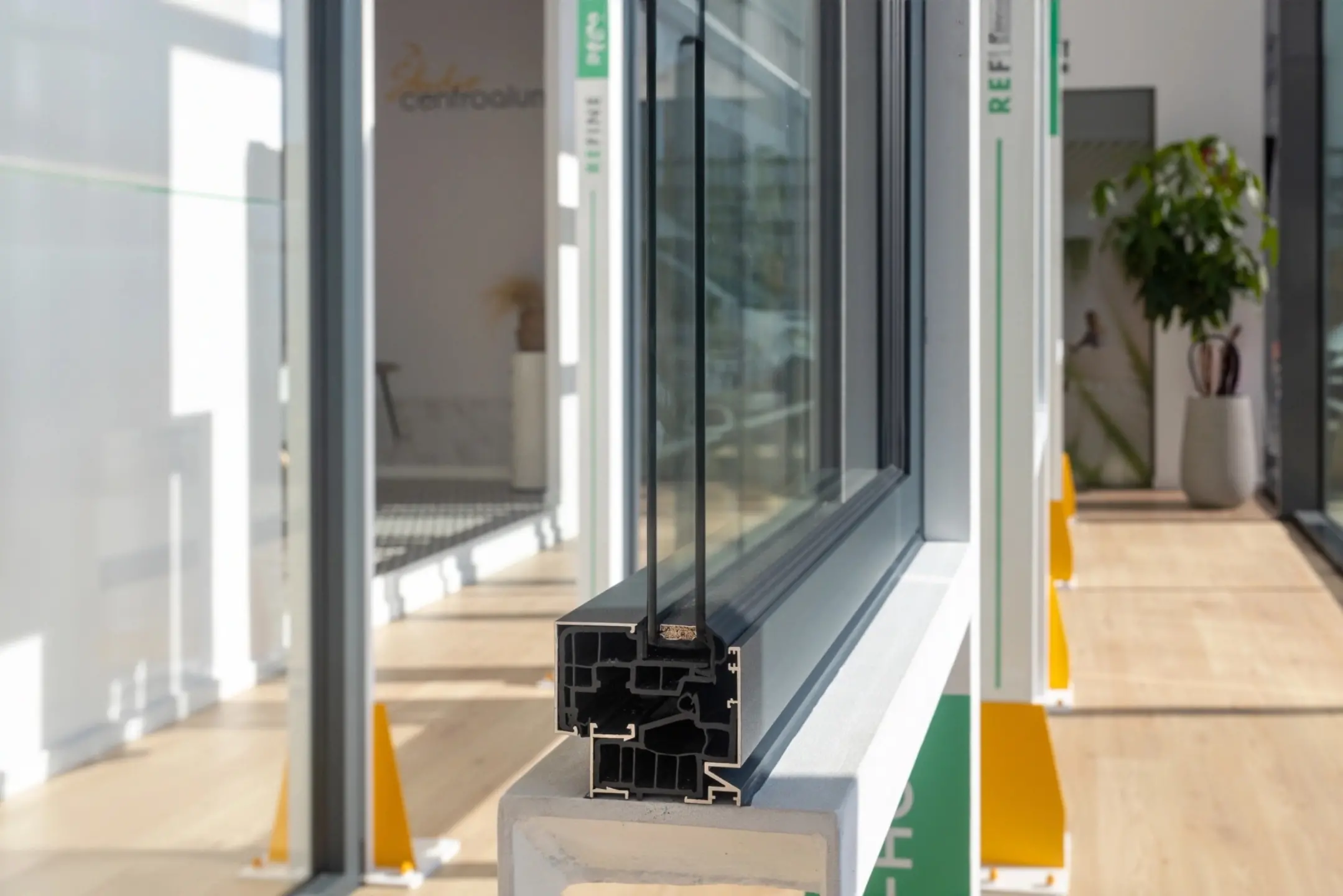 Interior con ventanas de aluminio en efecto madera