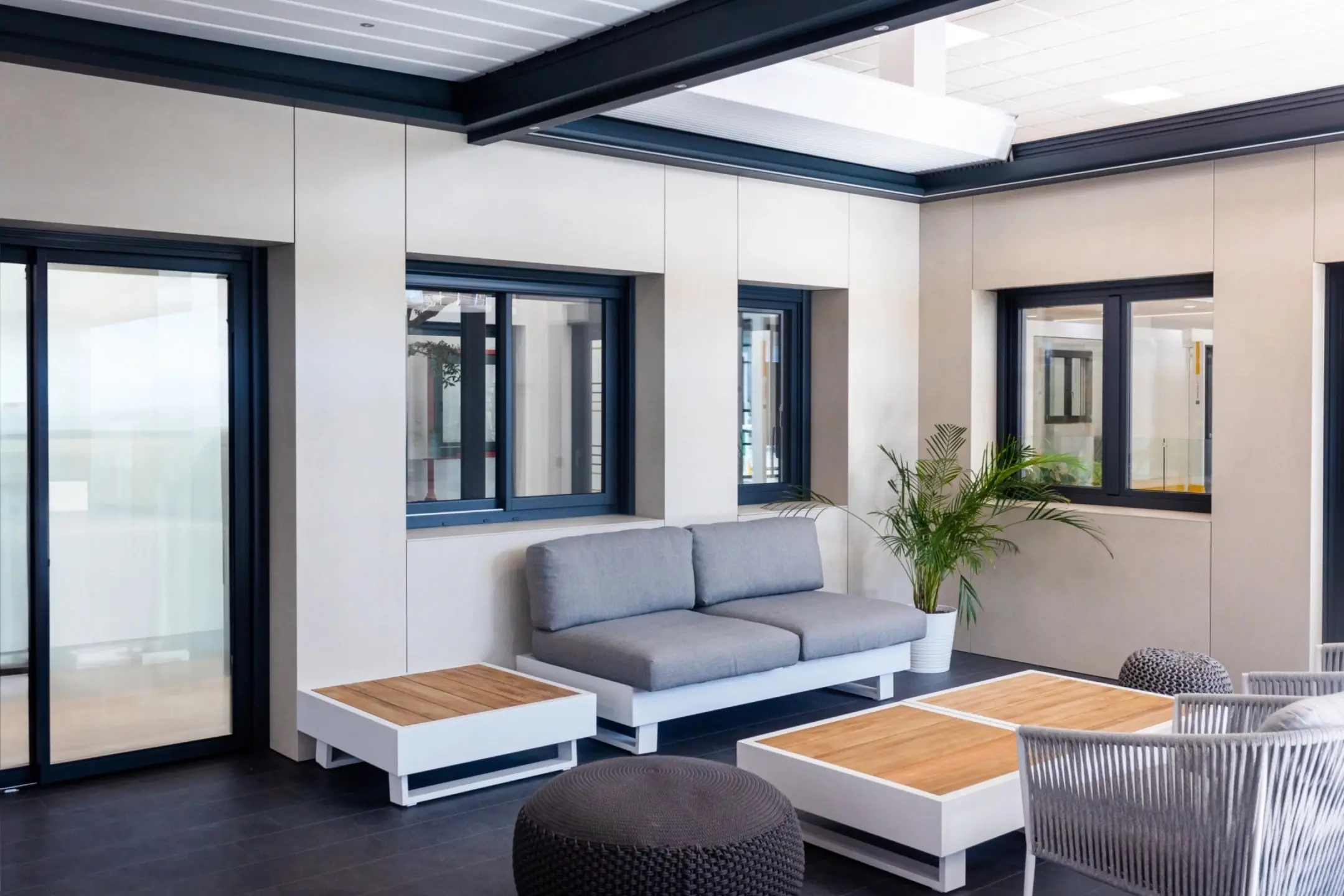 Terraza moderna con ventanas de aluminio